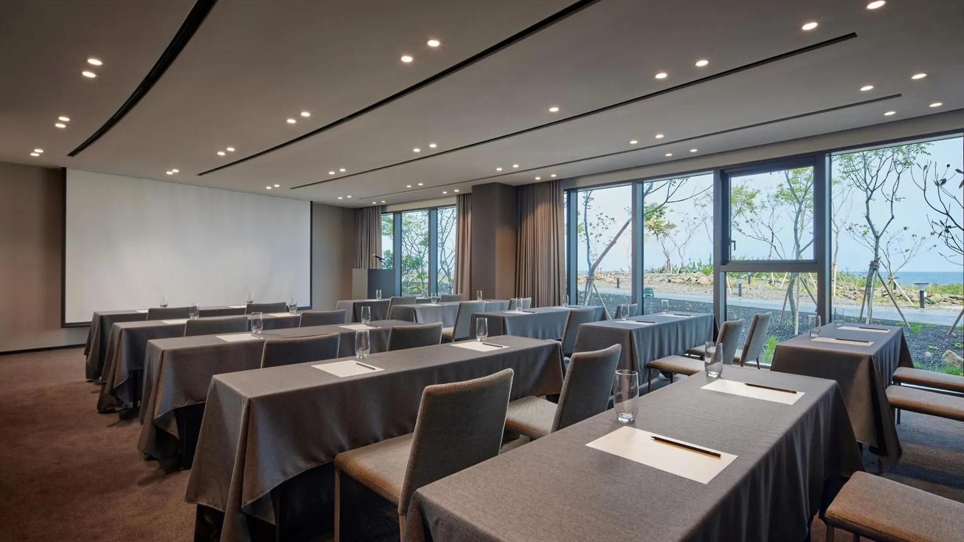 Shilla Stay Plus Iho Tewoo Ocean Front Jeju 4*,